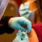 Santa Sé: garantir vacinas a todos é uma questão de justiça