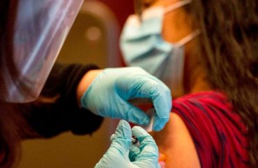 Santa Sé: garantir vacinas a todos é uma questão de justiça