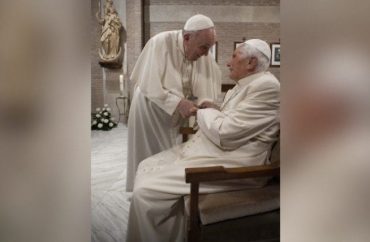 O Papa Francisco e o Papa emérito Bento XVI já foram vacinados
