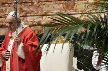 O Papa no Domingo de Ramos: Jesus sobe à cruz para descer ao nosso sofrimento