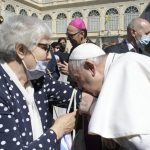 O beijo do Papa no braço de Lídia, sobrevivente de Auschwitz