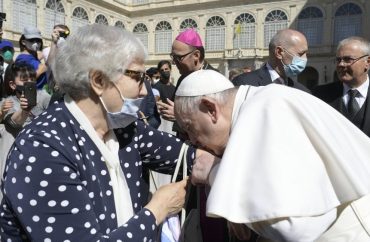 O beijo do Papa no braço de Lídia, sobrevivente de Auschwitz