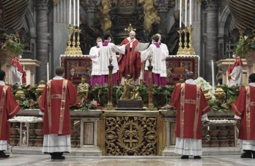 Papa abençoa os palios de quatro arcebispos brasileiros na Solenidade de São Pedro e São Paulo