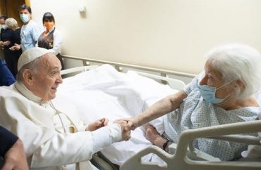 Papa: pós-operatório concluído. A alegria pela vitória da Argentina e da Itália no futebol
