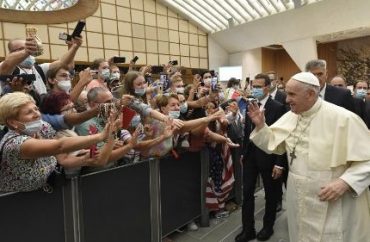 Papa: ser cristão é superar discriminações. O batismo confere igual dignidade a todos