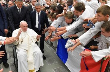 O Papa aos coroinhas da: servir a Igreja é uma bela aventura