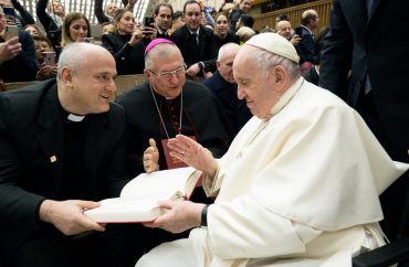 Nova tradução brasileira do Missal é entregue à Santa Sé e ao Papa Francisco