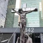 Esculturas sobre a vida de Jesus comovem público em plena Avenida Paulista