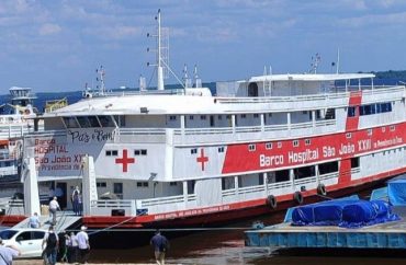 Cardeal Leonardo Steiner abençoa o barco-hospital São João XXIII