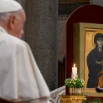 Papa em súplica a Nossa Senhora implora o silêncio das armas pela paz no mundo