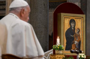 Papa em súplica a Nossa Senhora implora o silêncio das armas pela paz no mundo