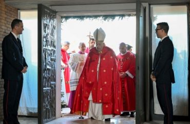 Papa Francisco celebrou missa e abriu a segunda Porta Santa no cárcere romano de Rebbibia