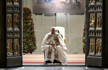 Papa Francisco abre a Porta Santa da Basílica de São Pedro, inaugurando o 28º Jubileu da história da Igreja Católica