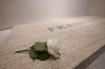 A rosa branca sobre o mármore do túmulo, símbolo de Teresa que o “ouviu”