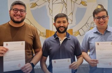 Mais três seminaristas aprovados pela Igreja para o serviço pelo sacramento da Ordem!