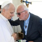 Papa com brasileiros liderados por Pe. Renato Chiera, fundador da Casa do Menor