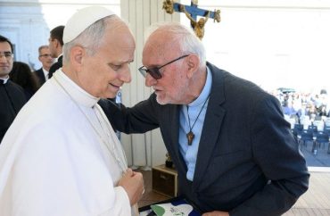 Papa com brasileiros liderados por Pe. Renato Chiera, fundador da Casa do Menor