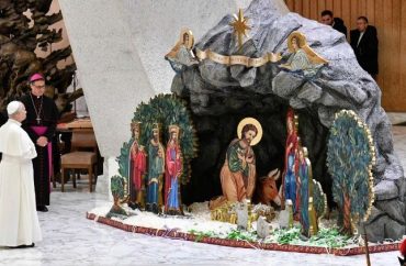 Papa: Deus se aproxima de nós ao contemplarmos o presépio e a árvore de Natal