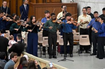 Audiência Geral: a saudação do Papa a jovens violinistas do Brasil