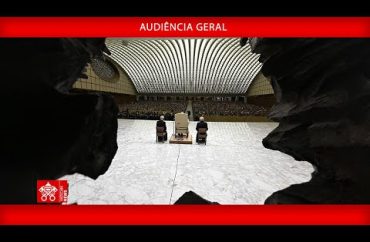 Papa: Deus fala através da Bíblia, devemos interpretá-la sem fundamentalismos