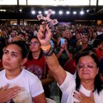Retiros de carnaval atraem milhares em busca de uma experiência com o Amor de Deus