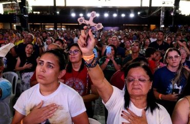 Retiros de carnaval atraem milhares em busca de uma experiência com o Amor de Deus