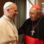 Pertencer a mais de uma língua não é confusão: é riqueza. É carregar na voz as marcas das histórias que nos formaram. É reconhecer que a língua que falamos molda a forma como sentimos, pensamos e nos relacionamos com o mundo. E, sobretudo, é entender que nenhuma língua que nos habita deveria ser silenciada.  Essa reflexão ganha ainda mais sentido quando lembramos do 21 de fevereiro, Dia Internacional da Língua Materna, uma data que nos convida a olhar para as línguas não apenas como ferramentas de comunicação, mas como territórios afetivos, culturais e identitários. Para quem vive fora do seu país de origem, a língua materna é, muitas vezes, o último fio que nos mantém ligados à nossa história.  É a partir dessa vivência que nasce Compartilhar é Multiplicar, um livro que reúne experiências desenvolvidas na Itália e em diferentes partes do mundo com famílias que escolheram, ou precisaram, migrar. Ao longo dessas páginas, contamos como manter viva a língua de origem é também uma forma de resistência, de cuidado e de amor. Falar a própria língua em casa, transmiti-la aos filhos, garantir espaços onde ela possa existir sem constrangimento é assegurar o direito de ser quem se é, por inteiro, mesmo vivendo no exterior.  Essa discussão se amplia quando lembramos que o próprio dia 21 de fevereiro também evoca a migração italiana, marcada por partidas, saudades e recomeços em outros continentes. Milhões de italianos atravessaram oceanos levando consigo sua língua, seus gestos, sua cultura. E foi justamente esse movimento migratório que permitiu trocas, encontros e contaminações culturais que enriqueceram o mundo.  Hoje, vivendo na Itália, desenvolvemos esse trabalho conscientes de que fazemos parte dessa história maior. O mundo que conhecemos é fruto desses deslocamentos, dessas misturas, dessas línguas que se encontram, se transformam e se multiplicam. Não existe identidade pura, existem identidades construídas no encontro.  Assim como Lucas Pinheiro Braathen nos lembra, não é preciso escolher entre uma língua ou outra, entre uma cultura ou outra. É possível, e necessário, habitar todas elas. Valorizar nossas origens, honrar nossas trajetórias e transmitir às próximas gerações o direito de falar, sentir e existir em mais de uma língua.  “Porque quando uma língua é acolhida, uma história continua. E quando uma história continua, o mundo se torna mais diverso, mais humano e mais nosso.”  * Maria Rosa Del Gaudio, ítalo-brasileira de descendência, natural de Belo Horizonte (MG), em 2016, mudou-se para Nápoles, Itália. Desde 2018, é educadora na iniciativa Brasilidade. É mestre em Educação e Psicopedagoga, sspecialista em Docência Universitária e Pedagoga. No Brasil, foi alfabetizadora por mais de 10 anos, professora universitária, coordenadora do curso de Pedagogia, diretora pedagógica universitária, consultora educacional, mediadora literária, assessora pedagógica na Secretaria de Educação de Betim (MG) e aposentada como pedagoga do Ensino Fundamental. Em 2020, fez o curso “Ensine POLH”, realizado pelo Papo de Profes (SP). Em 2021, participou do “Curso de elaboração de materiais didáticos na Université Sorbonne-Nouvelle: o ensino de Português como Língua de Herança”. Esteve no IV SEPOLH (2019, Pisa, Itália) como ouvinte e apresentou o poster “Laboratório POLH: um resgate afetivo pelo viés da Língua Materna”, no V SEPOLH (2021, Barcelona, Espanha) como ouvinte e compartilhando o relato de experiência “O trabalho com gêneros textuais e a competência comunicativa em POLH” e no VI SEPOLH (2023, Portugal), ministrando o workshop “As potencialidades da literatura para o trabalho em/de POLH”. É co-autora do livro Compartilhar é multiplicar: relato de uma experiência com o POLH na Itália.  * Uyara Liege é idealizadora e coordenadora da iniciativa de POLH Brasilidade-Famílias com filhos plurilíngues. É ítalo-brasileira, nascida em Feira de Santana (BA) e, desde 2010, mora no exterior. É mãe, atua na área educacional desde 2000, formada em Pedagogia (UEFS/BA), especializada em Neuropsicologia (FACINTER/PR) e, em 2019, concluiu o curso Didática do Português Língua de Herança, pelo Instituto Camões (PT). O resultado do seu trabalho de conclusão deste curso foi apresentada na sessão de comunicação no IV SEPOLH (Simpósio Europeu sobre o Ensino de Português como Língua de Herança) em Florença e Pisa, Itália, 2019 e publicado no livro Bilinguismo e Línguas de herança: Construindo pontes e diálogos entre línguas-culturas. No Brasil, foi professora do ensino fundamental e formadora de professores. Na Itália, realiza laboratórios interculturais em escolas, colabora como educadora em associações, atua como pedagoga e realiza intervenções de habilitação/reabilitação com crianças, é intérprete e mediadora linguística. Em 2021, participou do “Curso de elaboração de materiais didáticos na Université Sorbonne-Nouvelle: o ensino de Português como Língua de Herança”. Esteve no IV SEPOLH (2019, Pisa, Itália) colaborando na organização do evento e apresentou o poster “Laboratório POLH: um resgate afetivo pelo viés da Língua Materna” e no V SEPOLH (2021, Barcelona, Espanha) como ouvinte e compartilhando o relato de experiência “O trabalho com gêneros textuais e a competência comunicativa em POLH”. É co-autora do livro Compartilhar é multiplicar: relato de uma experiência com o POLH na Itália.