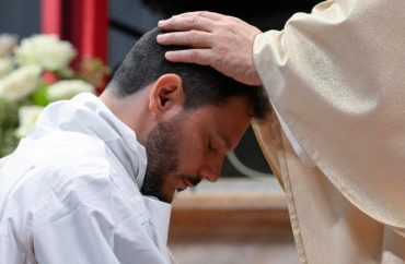 Padres e bispos não são anjos, são pessoas: mais humanidade e menos idealização