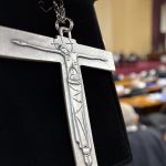 Bispos do Regional Sul 1 recebem Cruz peitoral inspirada na teologia paulina