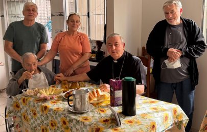 Dom Cesar visita Cônego Gouvêa, padre mais idoso da Diocese de São José dos Campos