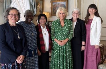 Religiosas católicas voltam a encontrar-se com rainha Camilla