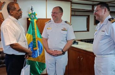 Navio-Escola do Brasil reforça laços com a Igreja em Cabo Verde