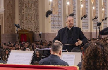De volta ao Brasil: mons. Frisina à frente de um coro de mil vozes em Campinas/SP