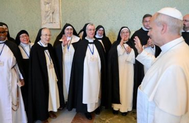 O Papa: no silêncio, cultivar a atenção e ser sensível à voz de quem é ignorado
